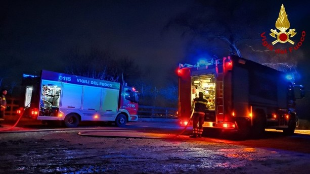 Muore carbonizzata all’interno di una baracca: le fiamme partite da una stufetta