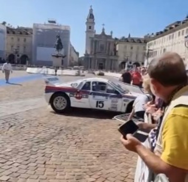 Salone Auto, una Lancia Delta va a sbattere contro le transenne di piazza San Carlo: 12 persone ferite