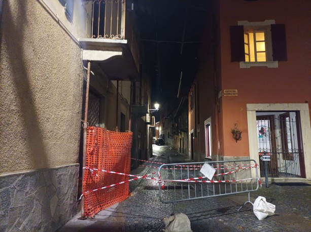 A Luserna alta un mezzo pesante ha colpito un balcone: chiusa via Brianza Ballesio