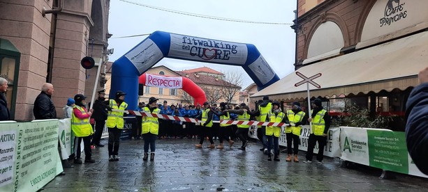 Saluzzo, oggi la Fitwalking del cuore 2025: il fischio del treno ha dato il via alla camminata solidale [GALLERY]