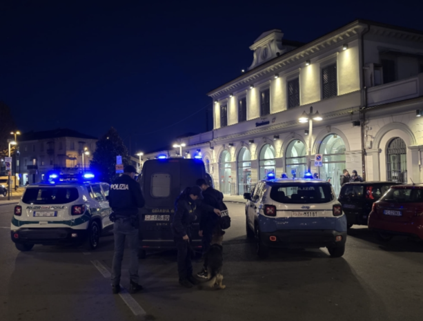 Hashish e crack nascosti nei bagni della stazione di Bra: Squadra Mobile in azione con i cani antidroga