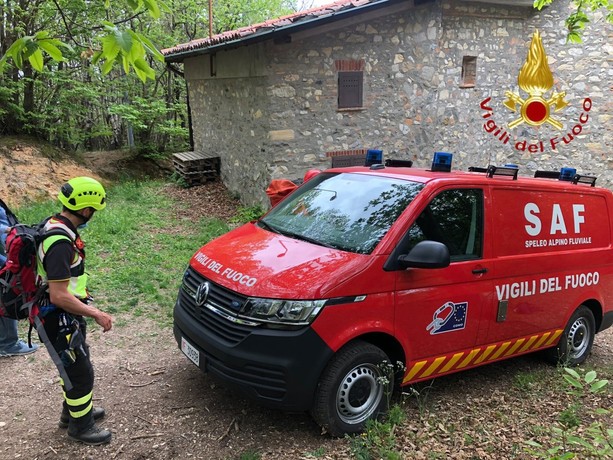 Scivola in un torrente durante una battuta di caccia a Pezzolo Valle Uzzone