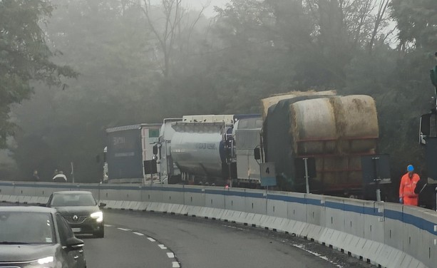 Incidente tra camion in superstrada a Mercallo, traffico in tilt