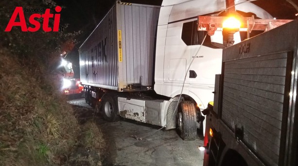 Tir segue il navigatore e resta bloccato nelle campagne di Castel Rocchero