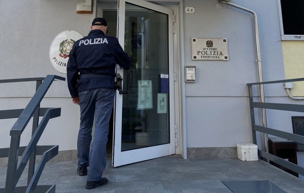 Era in affidamento in prova ai servizi sociali ma continuava a spacciare droga: in manette un 24enne a Cugliate Fabiasco