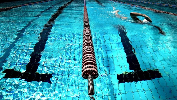 Due quindicenni stuprate nei bagni di una piscina: &quot;Non è successo a Cuneo&quot;