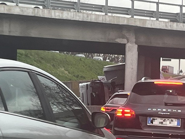 Tir contro cavalcavia: un ferito e traffico in tilt sulla 336 di Malpensa