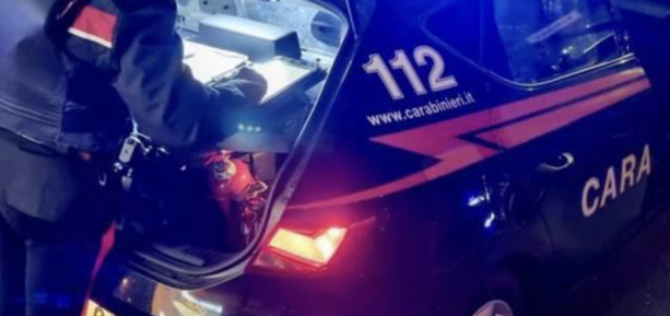 Prima dà fuoco alla casa della madre a Sesto Calende, poi fa razzìa sulle auto ad Albizzate: arrestato