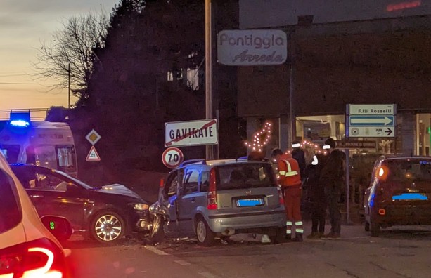 Incidente stradale sulla Sp1 a Gavirate nei pressi della rotonda del Pontiggia Arredamenti: tre persone coinvolte