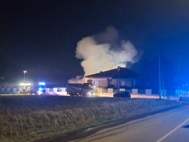 Incendio a Cascina Costa, a Samarate, in fiamme un laboratorio artigianale