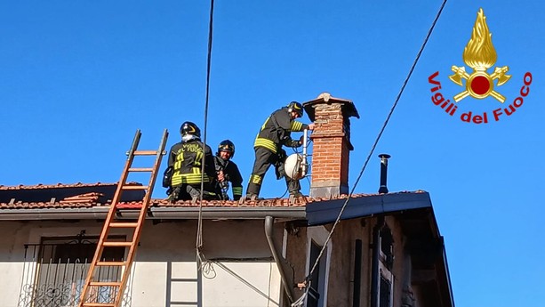 A fuoco una canna fumaria di un'abitazione a Ferrera, l'intervento dei vigili del fuoco