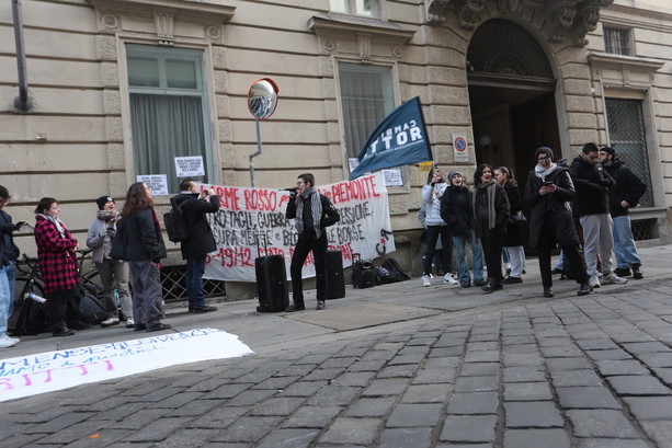 Borse, mense e residenze. Cambiare Rotta davanti alla Regione: “Dov’è il diritto allo studio?”