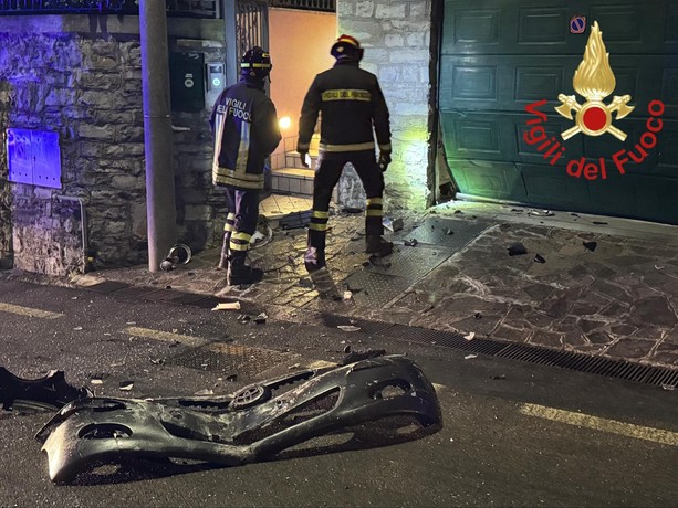 FOTO. Auto contro un muro a Como: un ragazzo di nemmeno 20 anni trasportato in gravi condizioni al Circolo di Varese