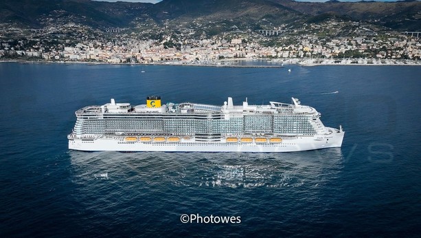 Sanremo: centinaia di crocieristi dalla 'Costa Toscana' in visita nella città dei fiori, lo spettacolo della nave dal cielo (Foto)