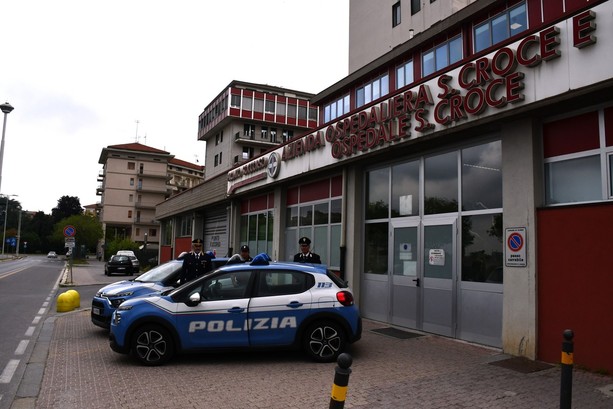 Sul punto di partorire in auto, viene scortata dalla Polizia a sirene spiegate fino all'ospedale di Cuneo