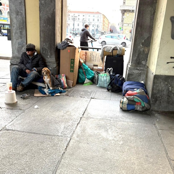 Accampamenti di fortuna, senzatetto e degrado: viaggio sotto i portici di corso Vittorio [FOTO]