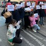 Torino, insetti nel piatto della mensa scolastica: genitori e bimbi mangiano in strada per protesta