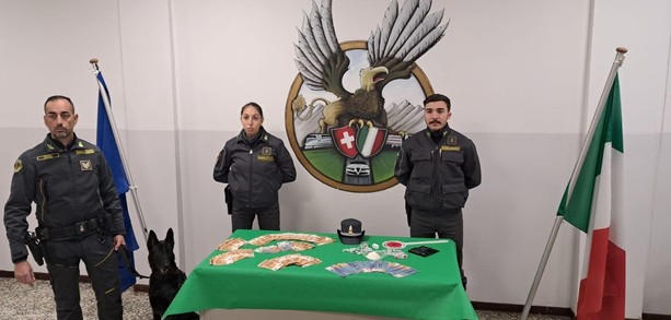 Rifornivano di droga a domicilio studenti e imprenditori del Comasco: la Guardia di Finanza sgomina banda di spacciatori tra Italia e Balcani