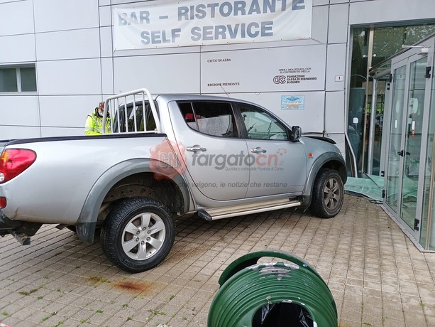 Perde il controllo del pick-up e si schianta contro l'ingresso della piscina comunale di Alba