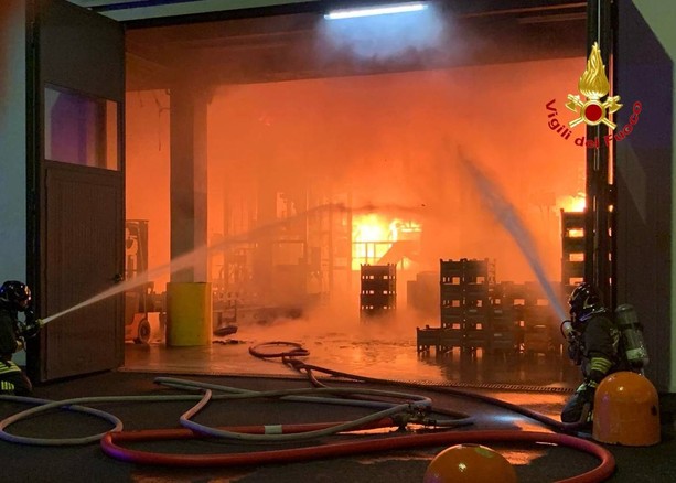 VIDEO e FOTO. Maxi incendio nella notte in un'azienda di Novedrate, in azione anche i vigili del fuoco di Varese