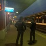 Aggredisce un agente della polizia ferroviaria con uno schiaffo davanti alla stazione a Varese: manette e daspo