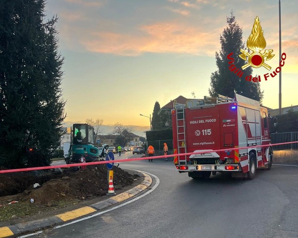 FOTO. Conduttura rotta durante dei lavori di scavo: fuga di gas e palazzo evacuato a Samarate