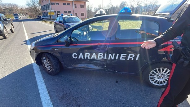 Automobilista urta auto dei carabinieri a Luserna San Giovanni