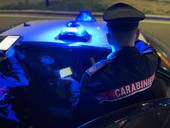 Dramma a Carignano: aggredisce a colpi di martello la moglie e poi si getta dal balcone