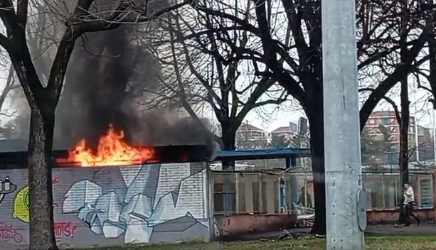 Prende fuoco la piscina Sempione: attimi di panico in Barriera di Milano [VIDEO]