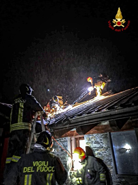 Brucia un tetto al Pian della Mussa: i vigili del fuoco fanno evacuare l'edificio. Nessun ferito [FOTO]