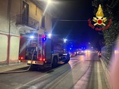 Tradate, in fiamme il tetto di un'abitazione: ferito lievemente un vigile del fuoco