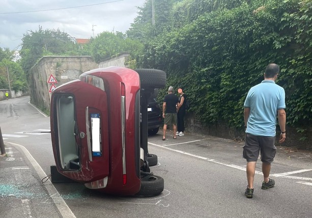 FOTO. Incidente con ribaltamento a Castellanza: grosso spavento per una 74enne