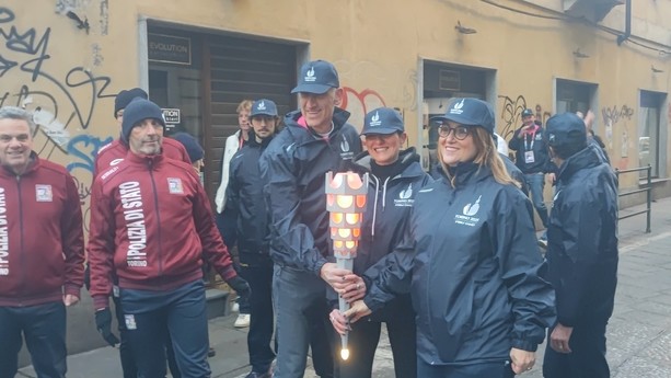 Stasera Chiellini, in mattinata Lo Russo: la fiaccola delle Universiadi ha attraversato la città portata dal sindaco [VIDEO]