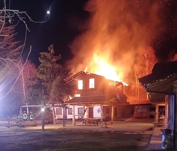 Violento incendio distrugge parte dell'Agriturismo Coc Ner di Chiusa Pesio: è la seconda volta