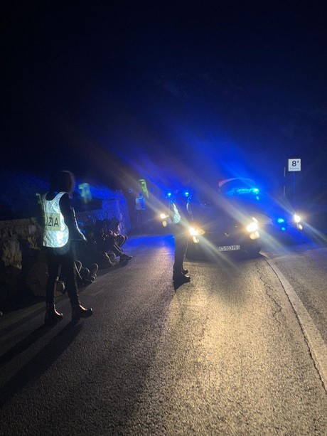 Colle della Maddalena: la Polizia insegue ed arresta un “passeur”, a bordo dell'auto otto migranti tra cui un minore