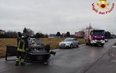 FOTO. Incidente stradale con ribaltamento a Cassano Magnago: estratta dal veicolo dai vigili del fuoco una 45enne