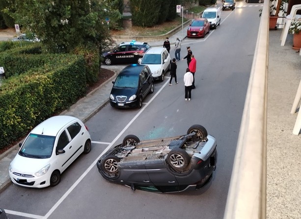 Auto si ribalta in centro a Canale: il conducente trasportato a Verduno in codice giallo