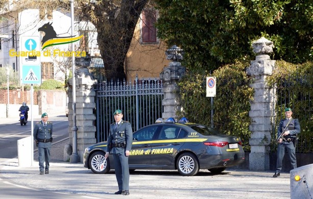 Traffico illecito di auto di lusso e frodi fiscali internazionali: sequestri e indagini anche in provincia di Varese