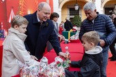 Centinaia di bimbi al tradizionale appuntamento con l'Albero di Natale nel Palazzo Principesco di Monaco