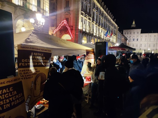 Greenpass, la polizia identifica dieci &quot;No mask&quot; durante il presidio in piazza Castello