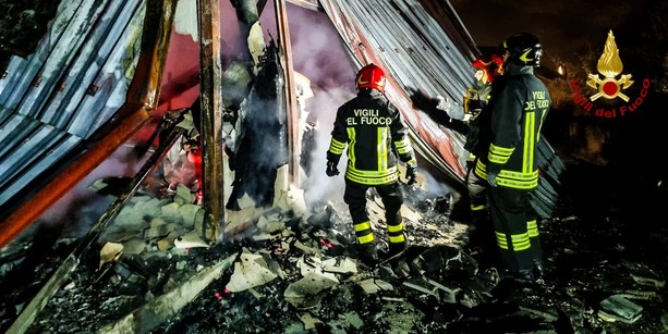 Cumiana: in fiamme uno chalet in legno in strada Verna [FOTO]