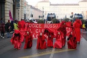 &quot;Ombre rosse&quot; nel centro di Torino: Extinction Rebellion suona l'allarme su clima e ambiente