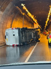 Incidente nella galleria dei Molini di Isola, si ribalta un furgone