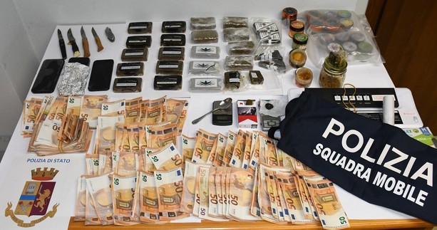 Doppio blitz antidroga della Polizia: sequestrati cocaina, hashish e 20.000 euro