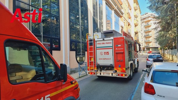 Evacuato il centro per l'impiego di via Crispi [FOTO]