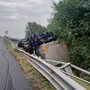 Alba, autoarticolato finisce  fuori strada lungo svincolo  della tangenziale [FOTO]