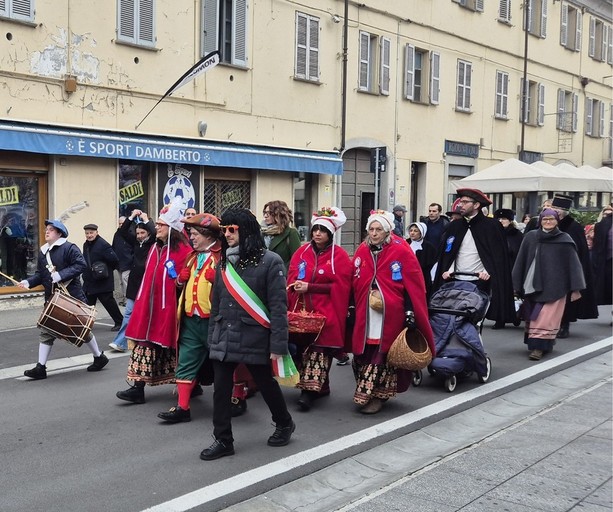 Pinerolo si colora per il Carnevale, ma non potrà ammirare il suo carro