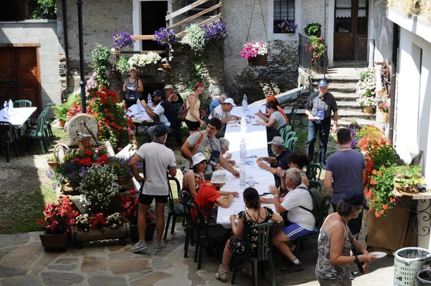 Si ritorna a passeggiare, mangiando, tra i borghi di Pomaretto