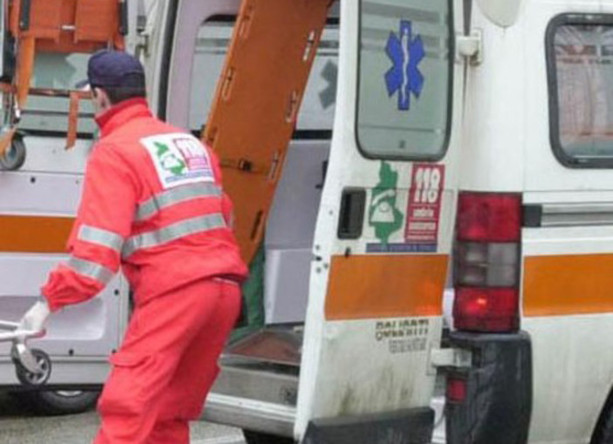 Varese, incidente nel pomeriggio tra un'auto e una moto in via Francesco Daverio: 33enne portato in ambulanza in ospedale