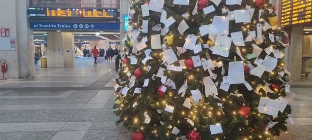 Fragilità, speranze e desideri nelle lettere appese all'albero di Natale di Porta Nuova [FOTO]